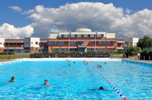 Naverlönnskolan med pool