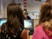 Eleverna jämför sina texter, som ligger på Padlet.