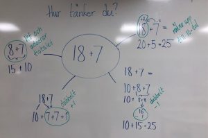 Bilden visar exempel på huvudräkningsexempel skrivet på whitboardtavla.