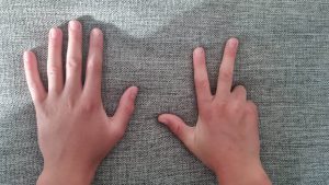 två händer som håller upp åtta fingrar